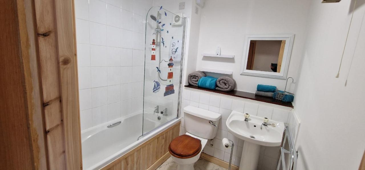 Colin Young Place Nairn Bagian luar foto